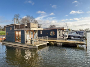 Hausboot IRENE mit Kamin - Winter an der Dove Elbe